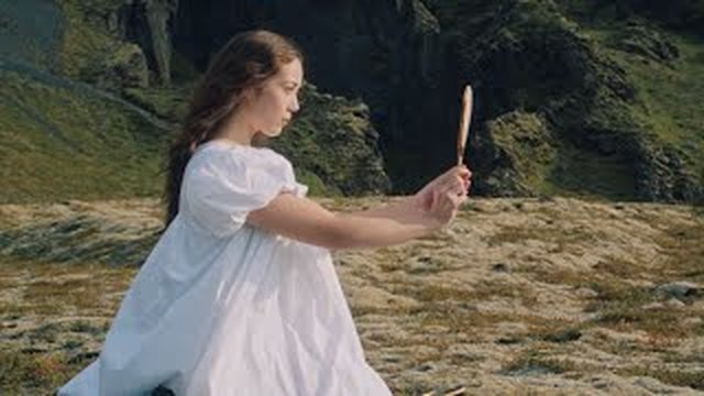 Thumbnail de Laufey - Snow White (Official Music Video)